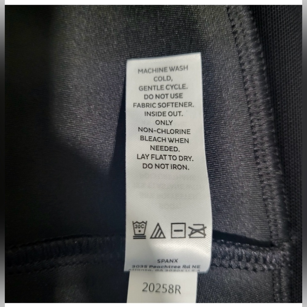 Assets By Spanx Faux Leather Leggings Size 1X. Black 30” Inseam. Elastic Waist - Picture 12 of 15